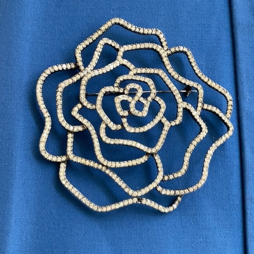 Fabulous glamorous rose diamante brooch 4.5” x 4.5”